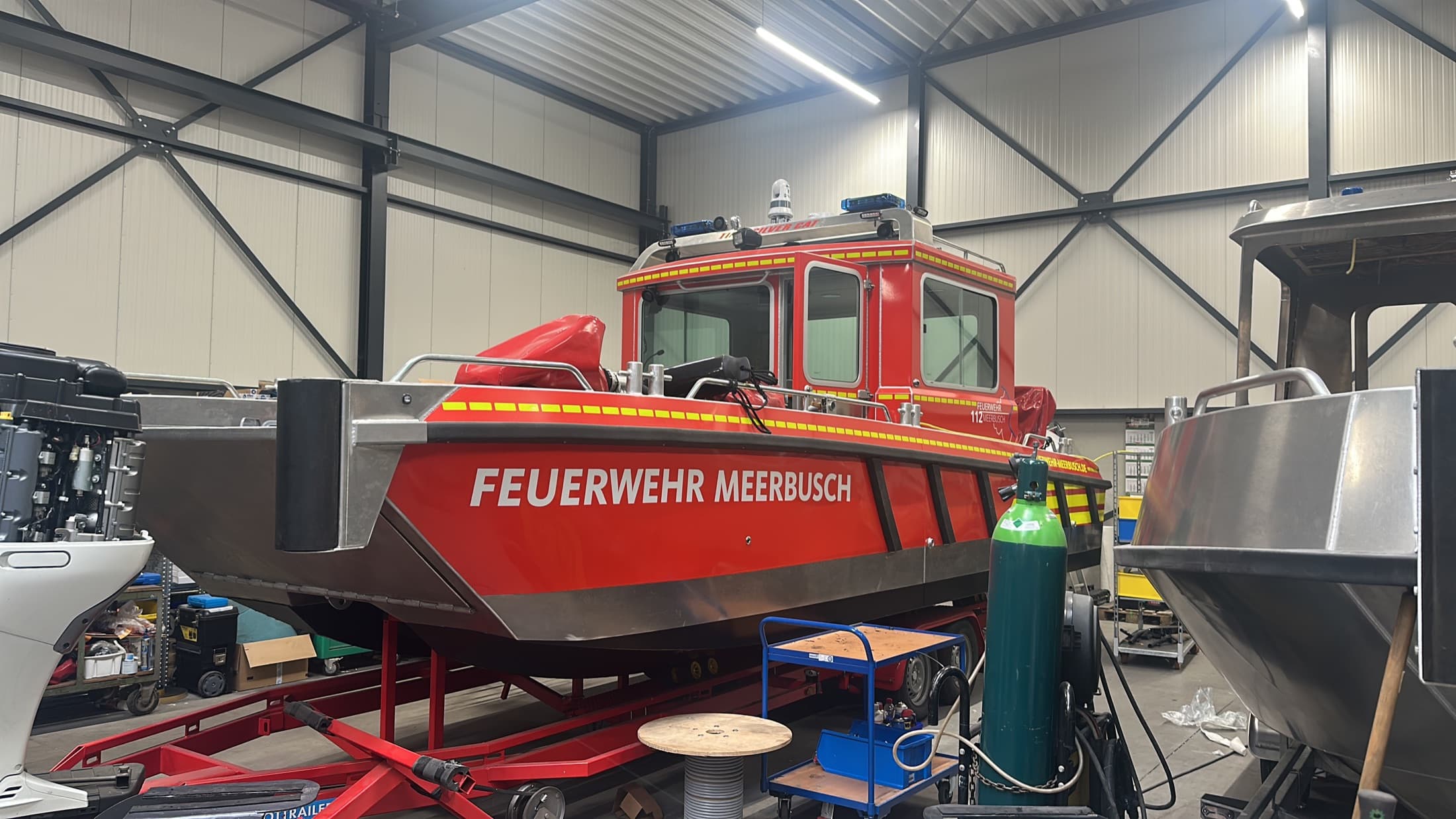Feuerwehr Meerbusch fireboat viewed from the side