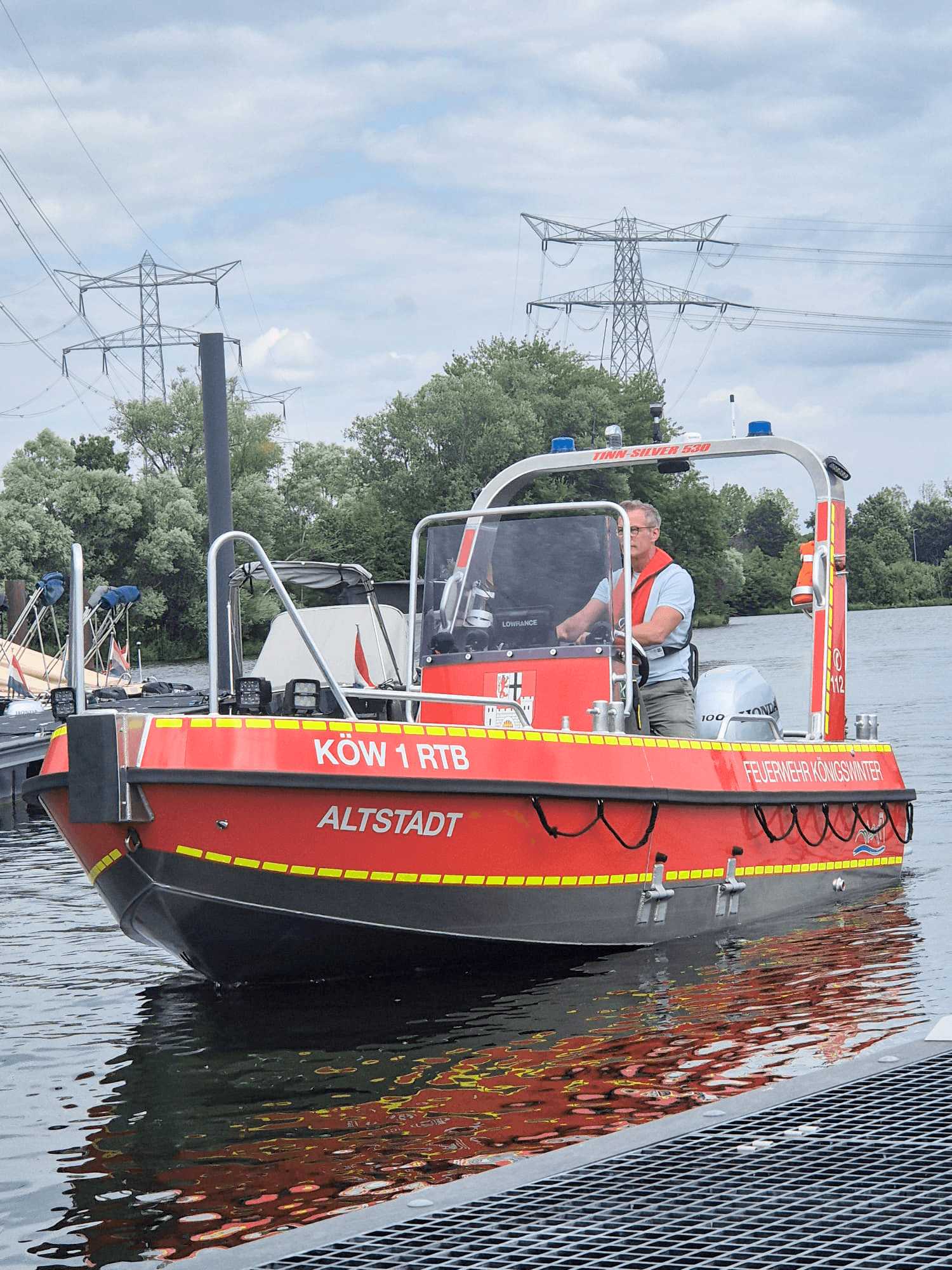 Front view of the Tinn-Silver 530 rescue boat for Königswinter Altstadt on the water