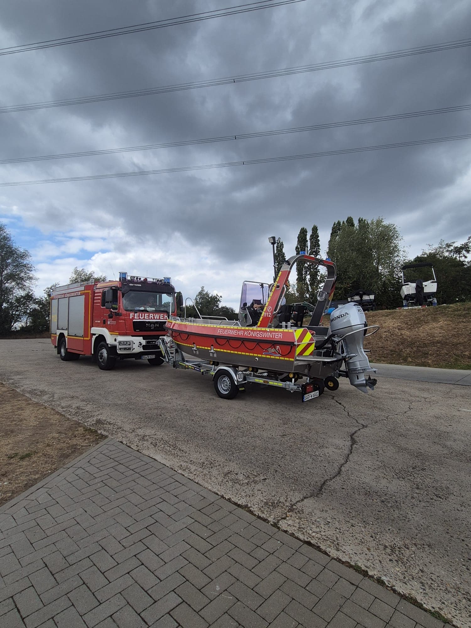 Side view of the red Tinn-Silver 530 rescue boat for Feuerwehr Königswinter on the water