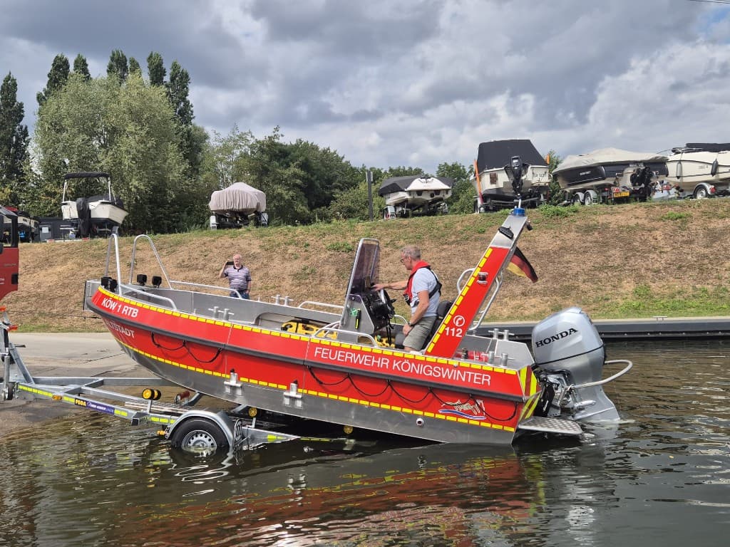 Tinn-Silver 530 rescue boat entering the water at Königswinter